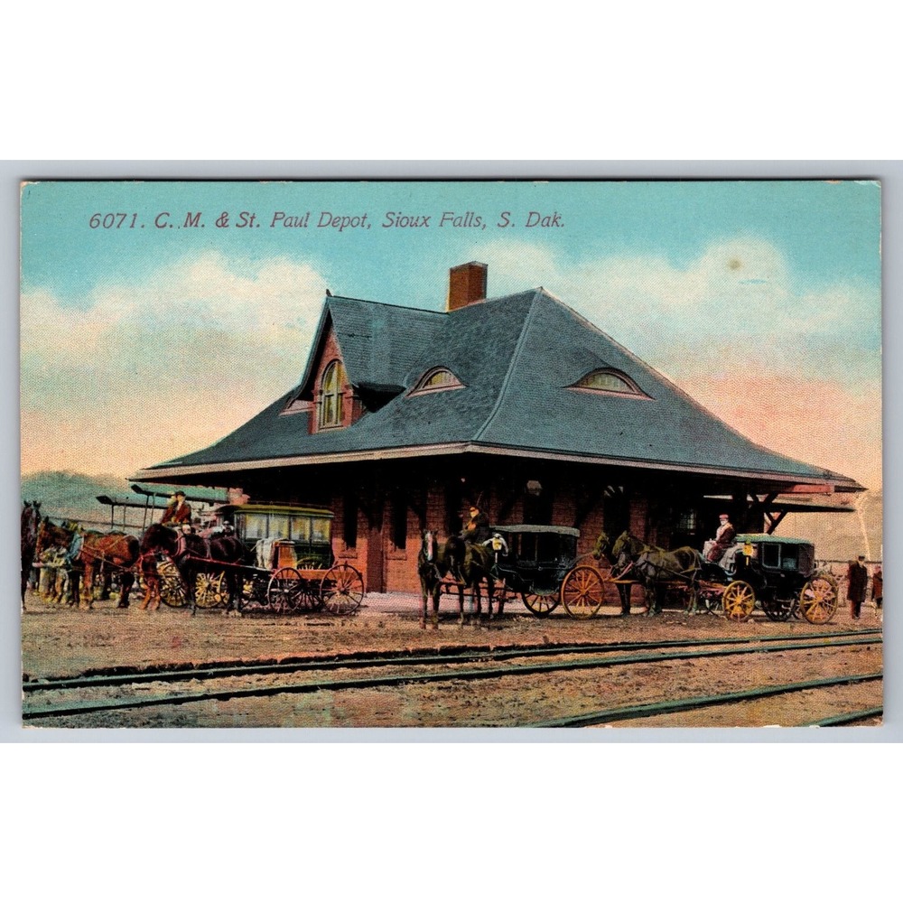 CM & St Paul Depot Sioux Falls SD Postcard Horse Carriages 1907-1915